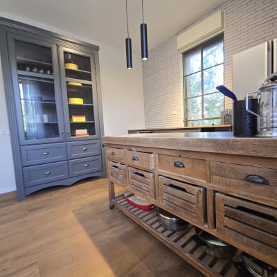 מטבח עם ארונות עץ וכלי מטבח על מדפים