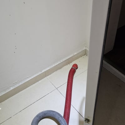 צינורות על הרצפה ליד קיר לבן