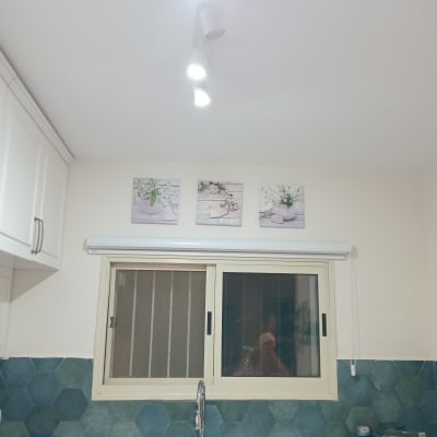 מטבח עם כיור, ברז ותאורה עליונה