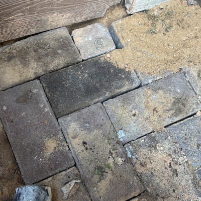 ריצוף אבן עם פטיש גומי על הקרקע