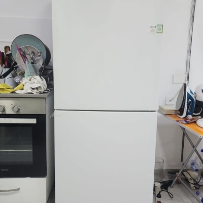 מקרר סמסונג לבן במטבח עם כלים