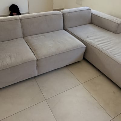 ספת בד פינתית בהירה בסלון לאחר ניקוי מקצועי
