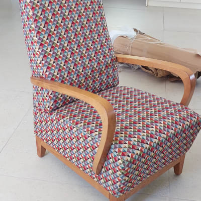 כורסה מרופדת בדוגמת משולשים צבעוניים