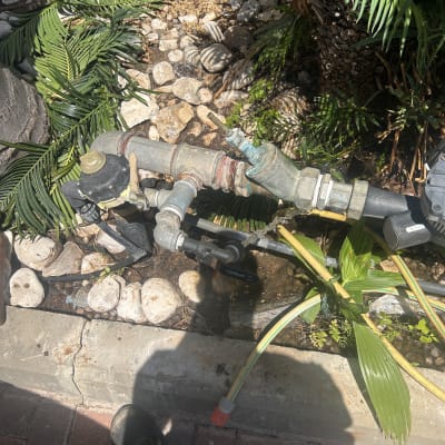 צינור מים עם ברזים ומחברים בגינה