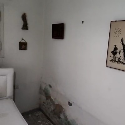 תמונה של ציור על קיר עם דמויות וצל