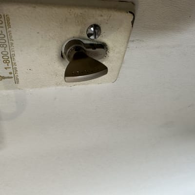 מנעול עם מפתח תקוע בדלת מתכתית