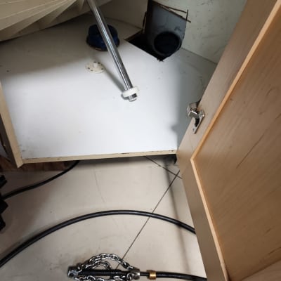 כלי עבודה וצינור מתחת לכיור במטבח