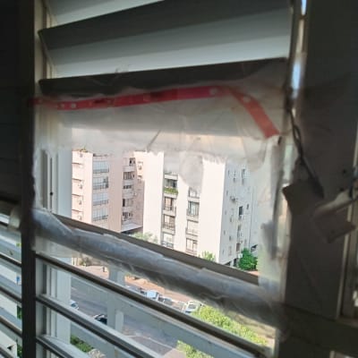 תריסים עם נוף עירוני ברקע