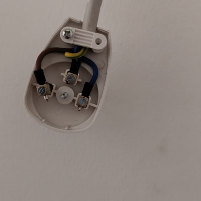 חיבור חשמלי עם חוטים צבעוניים בקיר