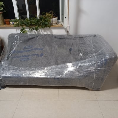 ספה עטופה בניילון להגנה והובלה