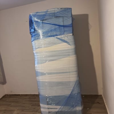מזרן עטוף בניילון כחול בחדר ריק