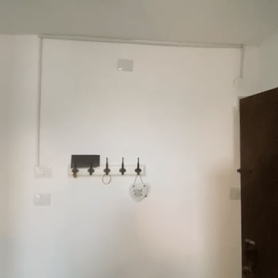 תאורה עגולה מותקנת על תקרה עם חיווט חשמלי