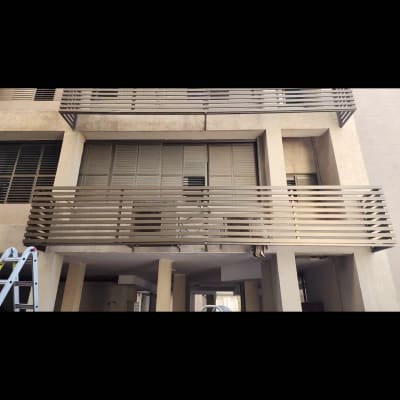 מעקה אלומיניום במרפסת בניין