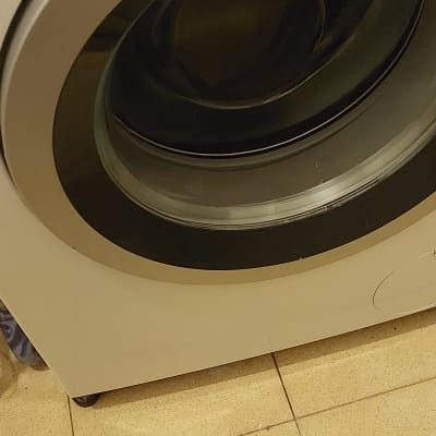 דלת מכונת כביסה עם חלון עגול