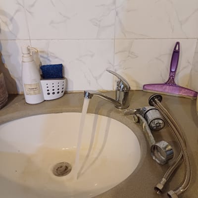 ברז מים זורם, צינורות מתכת, ראש מקלחת