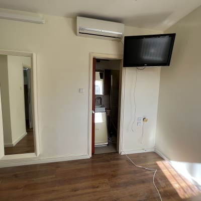 קיר צבוע בלבן עם מראה על הקיר