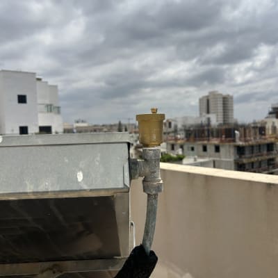 חלק ממערכת חימום סולארית על גג בניין