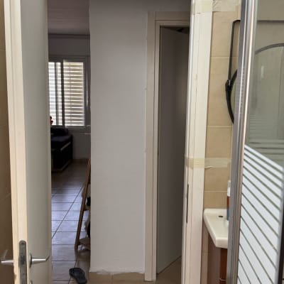 דלתות עם מסגרות מתוקנות בעזרת סרט דבק