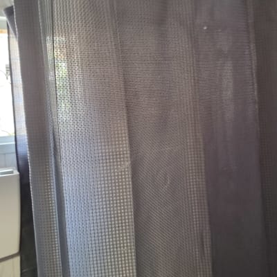 וילון מקלחת אפור על מוט מתכת