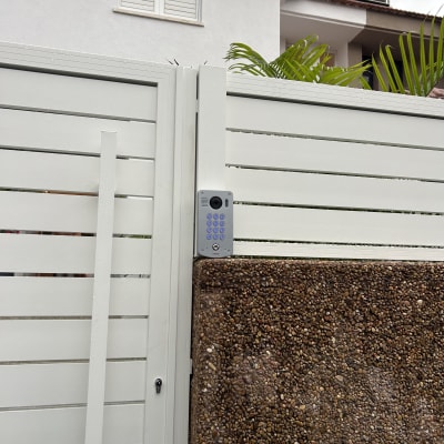 אינטרקום מותקן על שער חיצוני ליד בית