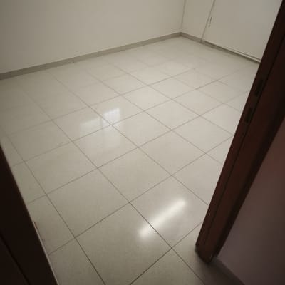 חדר ריק עם רצפת אריחים נקייה