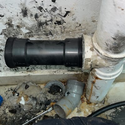 צינור פלסטיק שחור מחובר לצינור לבן עם חיבורים