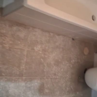 חדר אמבטיה עם אמבטיה ושירותים