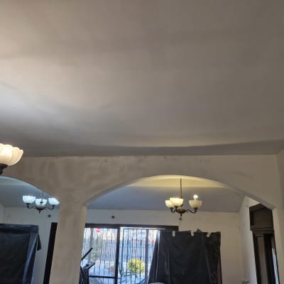 חדר עם קירות צבועים ולמעלה נברשות