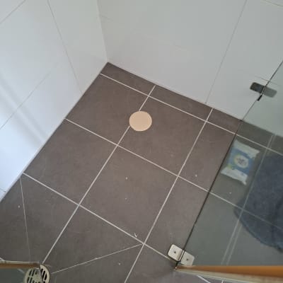 רצפת מקלחת עם איטום סביב פתח ניקוז