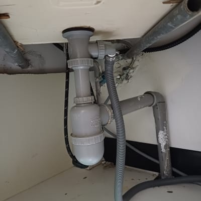 צנרת פלסטיק מתחת לכיור עם חיבורים
