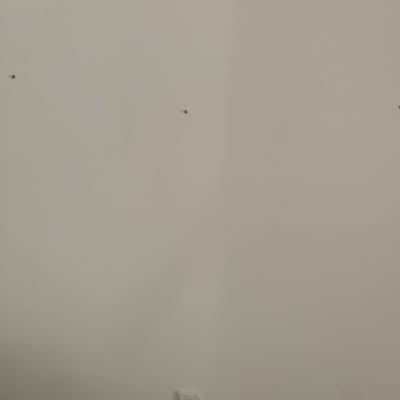 קיר עם חורים קטנים וברגים