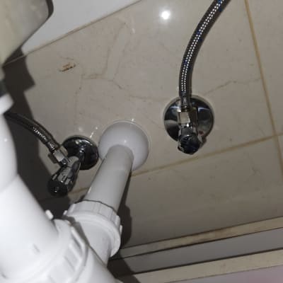 חיבור צנרת ניקוז סיפון וברזי ניל מתחת לכיור