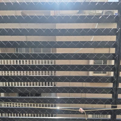 רשת למניעת כניסת יונים על מרפסת