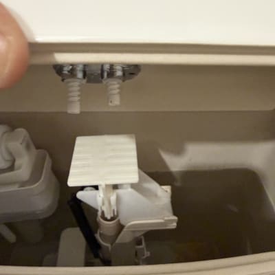 מנגנון פנימי של מיכל הדחה בשירותים