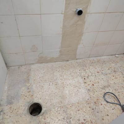 צינור ותיקון קיר בחדר אמבטיה