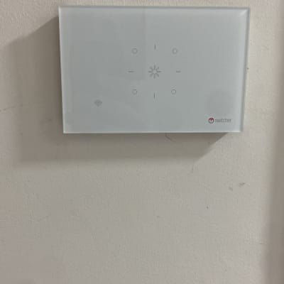 מתג חכם עם חיבור Wi-Fi על קיר