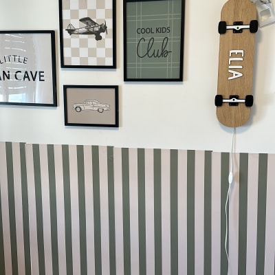קיר עם תמונות וסקייטבורד תלוי