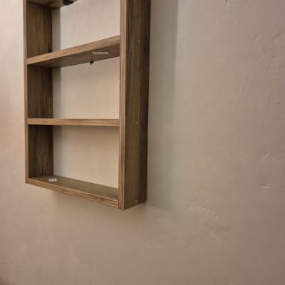 מדף עץ מותקן על קיר