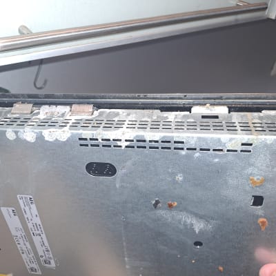 חלק אחורי של מכשיר חשמלי עם סימני חלודה