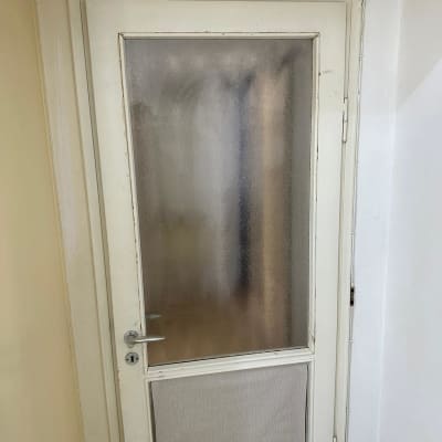 דלת עם זכוכית חלבית במרכז