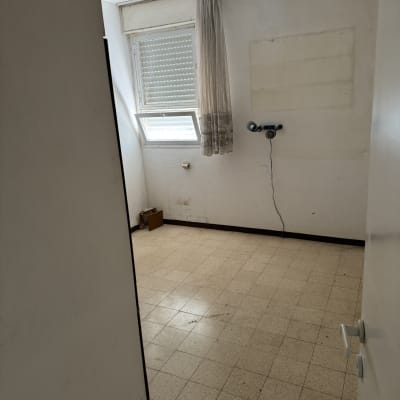 חדר ריק עם רצפת אריחים, חלון ווילון