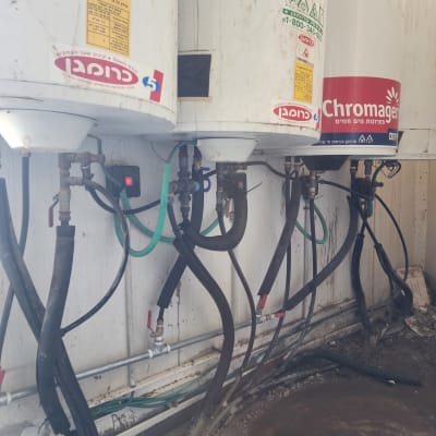 דודי שמש עם צינורות וחיבורים חשמליים