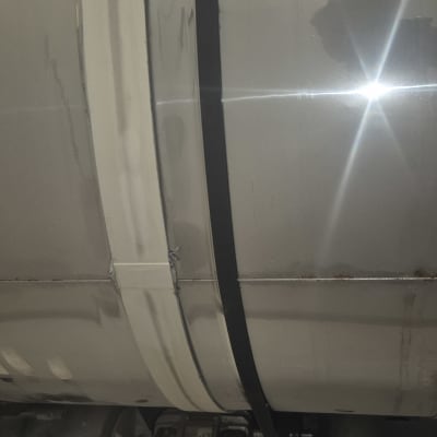 חלק ממכונה או מכשיר חשמלי עם חוטים ומנוע