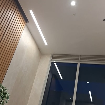 תאורה בתקרה עם חלון זכוכית וקיר עץ