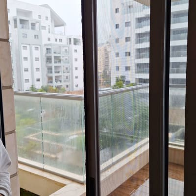 מעקה אלומיניום עם זכוכית במרפסת