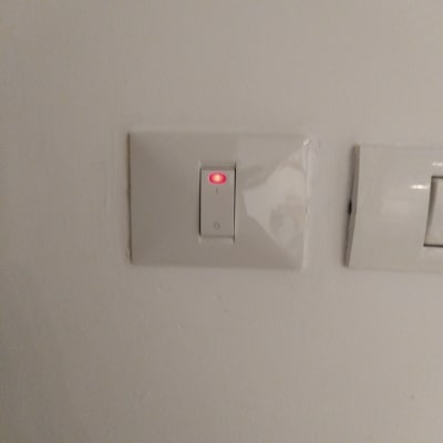 מתג חשמל עם נורית חיווי אדומה דולקת