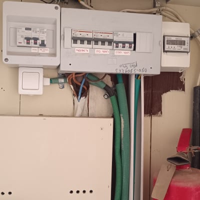 לוח חשמל עם חוטים וכלים חשמליים