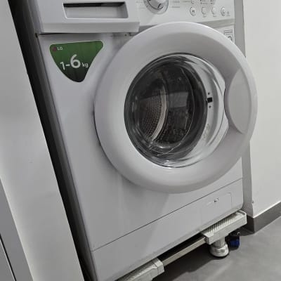 מכונת כביסה LG עם פתח קדמי ותצוגה דיגיטלית