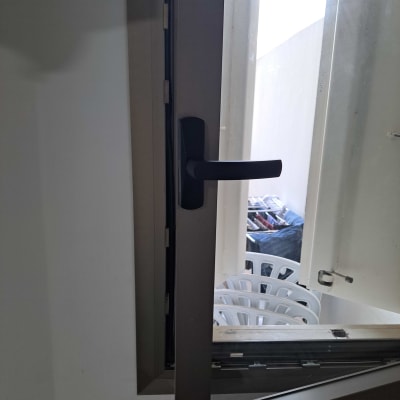 חלון פתוח עם תריסים נראים ברקע