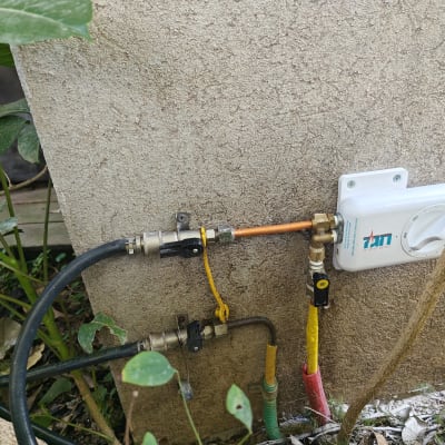 חיבורים וצינורות גז עם וסת על קיר חיצוני